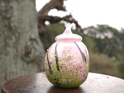 手元供養ガラス骨壷（骨壺）　　[かたつむり]の画像